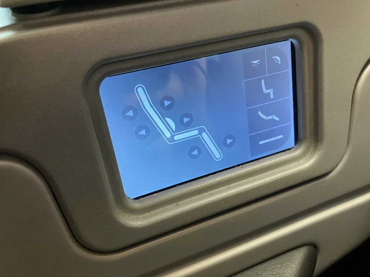 AA 235 FCO–JFK seat controls