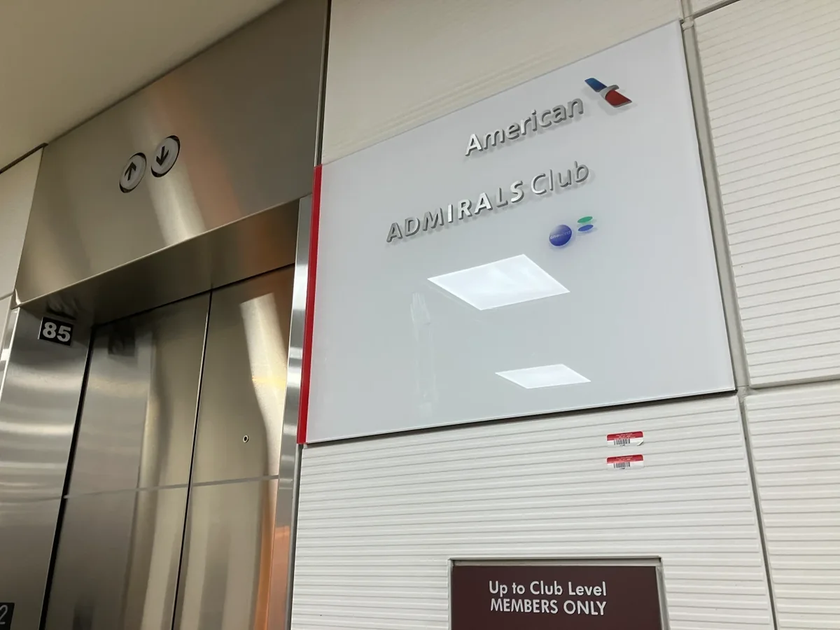 Entry area of the DCA C-gate Admirals Club