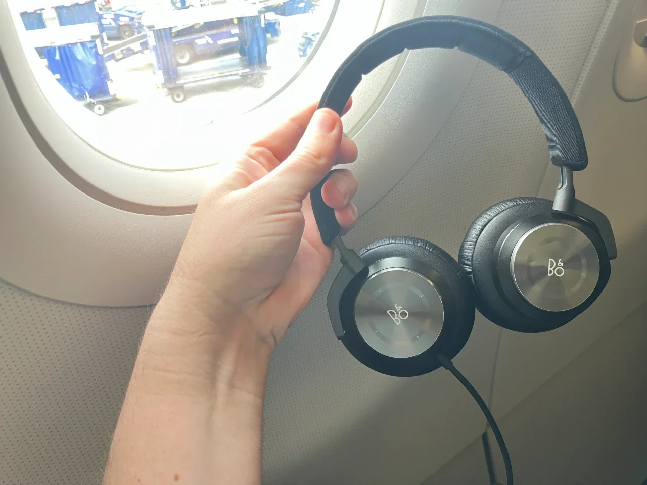 AA A321T headphones and amenity kit