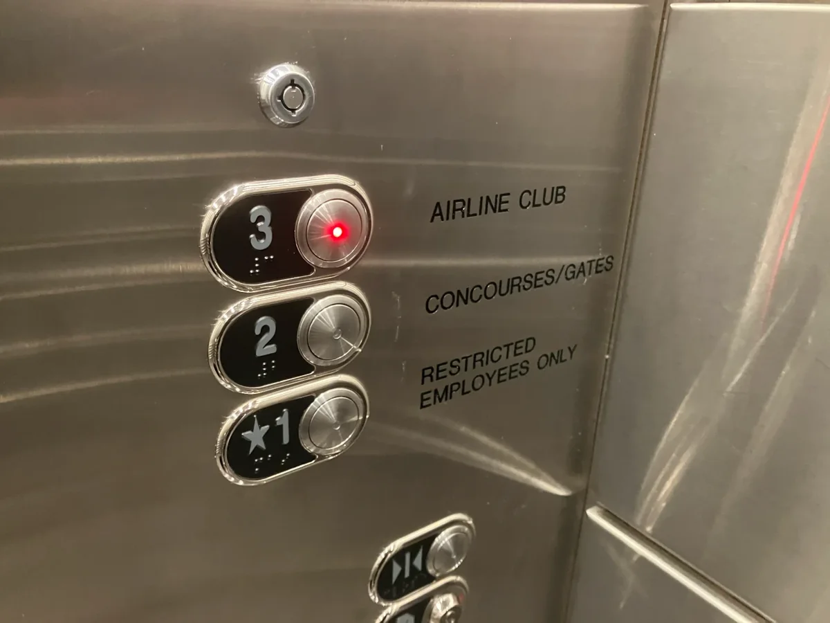 Seating near the entrance of the DCA Admirals Club